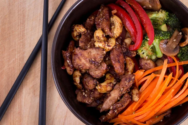 Asiático sésamo pollo bowl — Foto de Stock