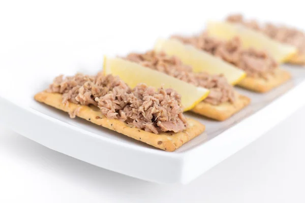 Tonijn vlees op crackers canapé — Stockfoto