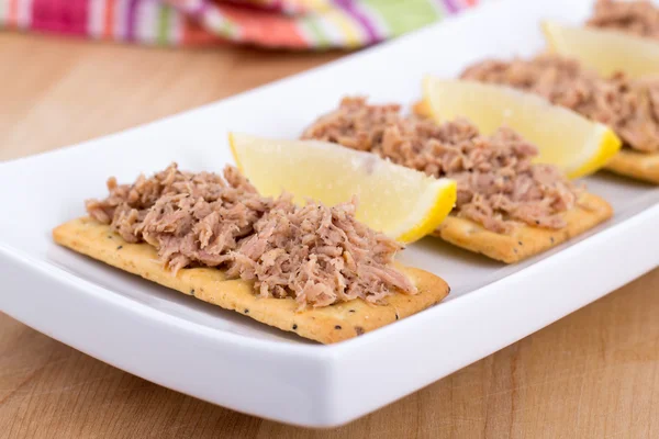 Thunfisch Fleisch auf Cracker Canape — Stockfoto