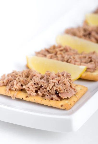Tonijn vlees op crackers canapé — Stockfoto