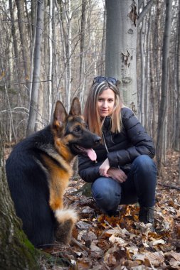 Genç kadın ve köpek