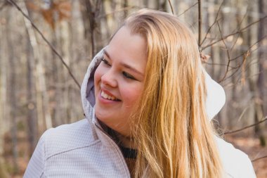 gülümseyen sarışın kadın açık