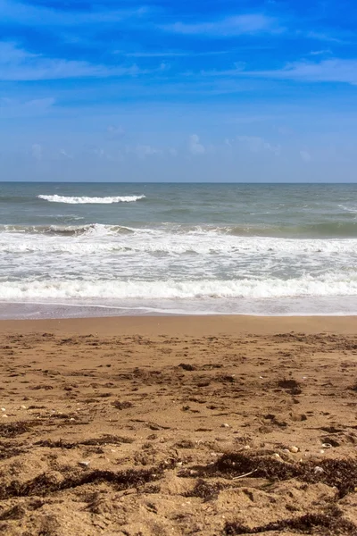 Függőleges festői strand és a tengeri tájkép — Stock Fotó