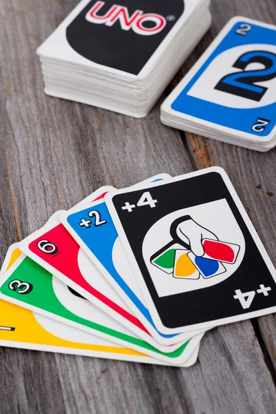 Uno jogo de cartas na mesa de madeira — Fotografia de Stock