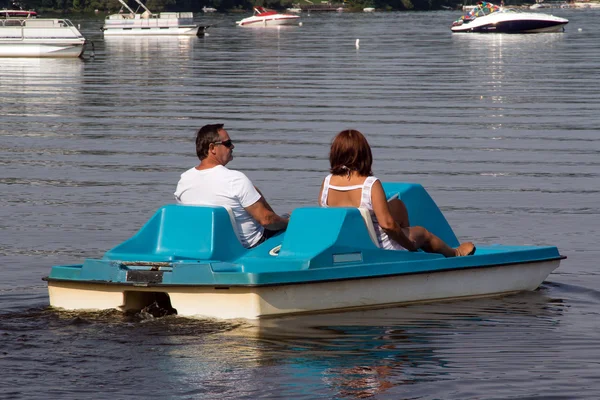 水上自転車に年配のカップルとも呼ばれるペダルボート — ストック写真
