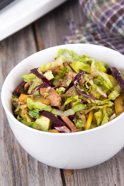 Asiático porco e salada de repolho — Fotografia de Stock