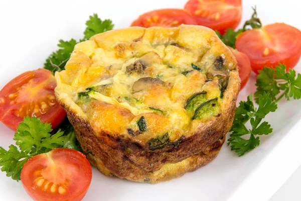 Tazza di muffin uovo quiche cena e omelette stile — Foto Stock