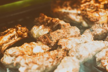 Geleneksel Romen Barbekü domuz eti rulo (MICI veya Mititei ile) 