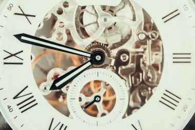 Görünür bir mekanizma ile otomatik erkekler izle