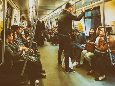 İnsanlar seyahat metro tren şehir merkezi Bükreş'te.