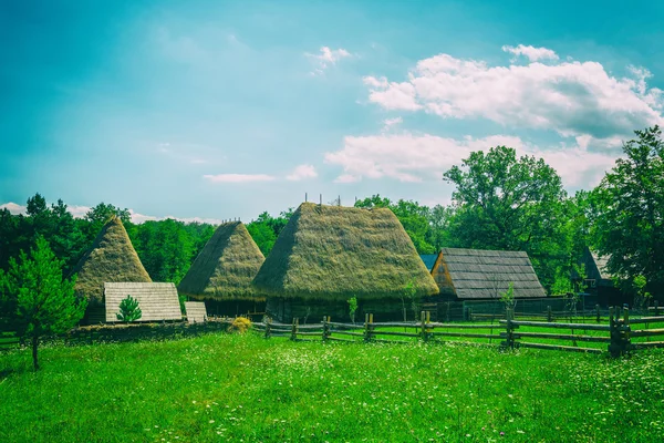 Utsikt över gamla rumänska byn i Karpaterna — Stockfoto