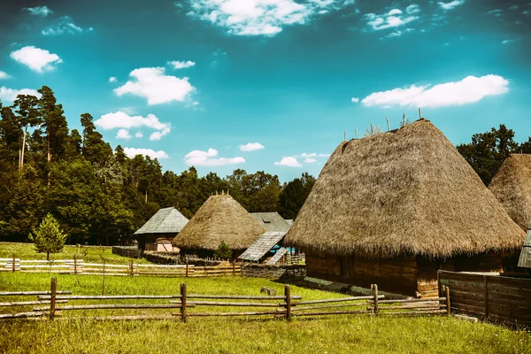 Utsikt över gamla rumänska byn i Karpaterna — Stockfoto