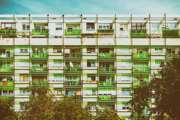 Апартаменти комуніст будівлі — стокове фото