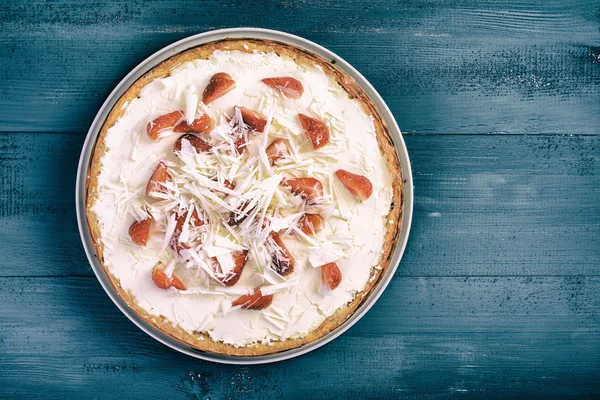 Tarta de queso de fresa casera con chocolate blanco — Foto de Stock