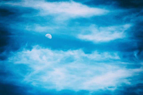 Mond Sichtbar Blauen Himmel Mit Weißen Weichen Wolken — Stockfoto