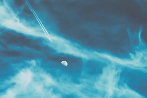 Avião voando para o conceito de lua no céu azul com nuvens — Fotografia de Stock