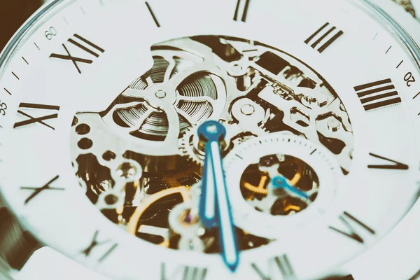 Automatische Mannenhorloge met zichtbaar mechanisme — Stockfoto