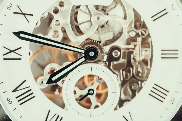 Görünür bir mekanizma ile otomatik erkekler izle