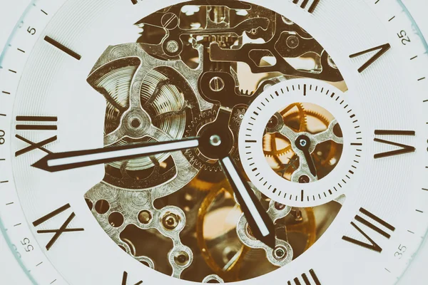 Reloj automático de los hombres con mecanismo visible —  Fotos de Stock