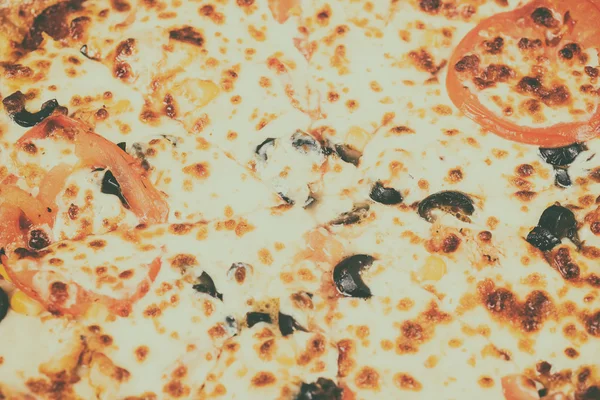 Pizza italiana con mozzarella, jamón, tomates y aceitunas —  Fotos de Stock