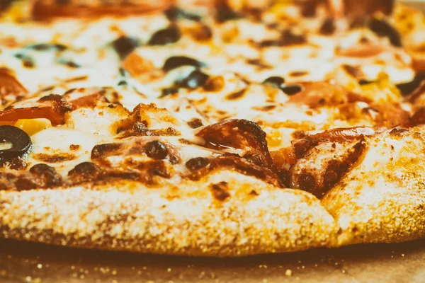 İtalyan Pizza Mozzarella, salam, domates ve zeytin