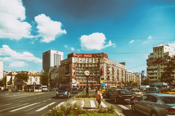 Ruchu w godzinach szczytu w centrum miasta rzymskiego placu (Piata Romana) miasta Bukareszt. — Zdjęcie stockowe