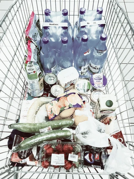 Pessoas comprando produtos básicos do supermercado no carrinho de compras Trolley . — Fotografia de Stock