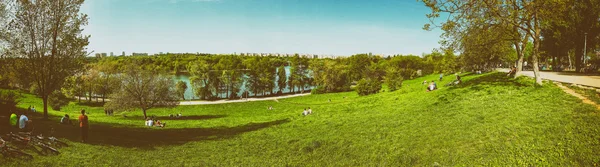 Rahatlatıcı ve Bükreş'te baharın ilk günlerinde piknik gençler kamu Park (Parcul Tineretului) insanlar. — Stok fotoğraf