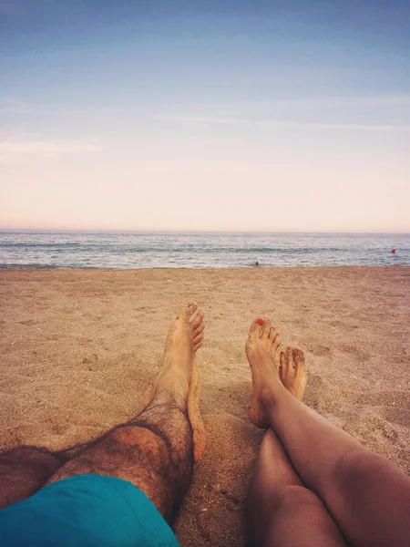 Para relaksująca się na plaży — Zdjęcie stockowe