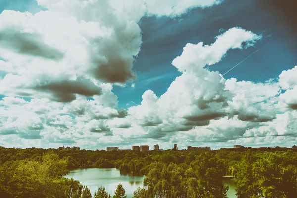 Bucharest City Skyline View From Youths Park (Parcul Tineretului) With Blue Sky And White Clouds — Stock Photo, Image