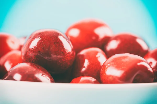 Μπολ με λευκά φρέσκα κόκκινα κεράσια — Φωτογραφία Αρχείου