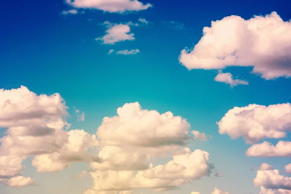 Nubes de cúmulos blancos en el cielo azul — Foto de Stock