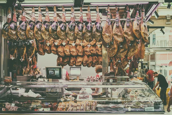 Prodejci prodávají šunkou, slaninou a masných výrobků v Mercado Central — Stock fotografie