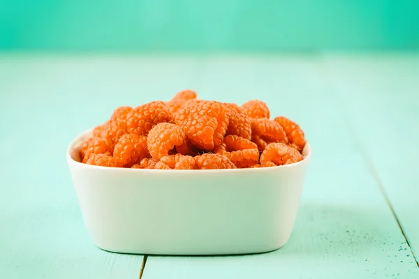 Schüssel mit frischen Himbeeren — Stockfoto