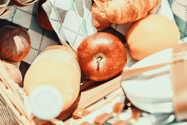 Bottiglia Succo Pesche Mela Arancia Croissant Nel Cestino Picnic Alimentare — Foto Stock