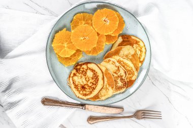 Amerikan Gözlemeleri ve Mermer Arkaplanda Portakal Dilimleri