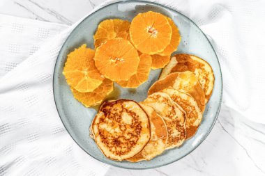 Amerikan Gözlemeleri ve Mermer Arkaplanda Portakal Dilimleri