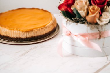 Güller Çiçek Buketi ve Limon Kaymağı Doğum Günü Pastası