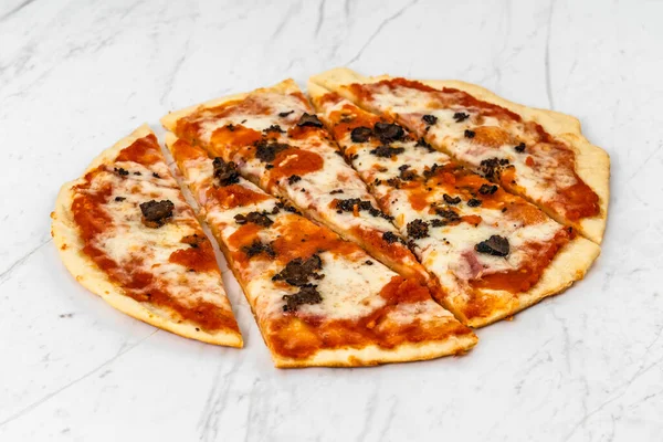 Нарезанная Пицца Грибы Трюфелями Томатным Соусом Сыром Фоне Белого Мрамора — стоковое фото