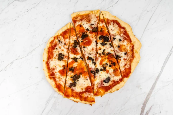 Pizza Rodajas Champiñones Trufas Con Salsa Tomate Queso Sobre Fondo — Foto de Stock