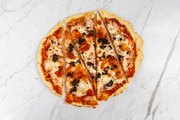 Нарезанная Пицца Грибы Трюфелями Томатным Соусом Сыром Фоне Белого Мрамора — стоковое фото