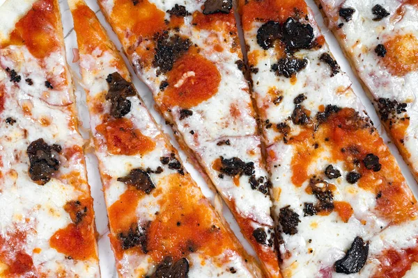 Pizza Fatiada Cogumelos Trufas Com Molho Tomate Queijo Fundo Mármore — Fotografia de Stock