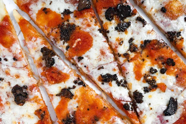 Pizza Rodajas Champiñones Trufas Con Salsa Tomate Queso Sobre Fondo — Foto de Stock