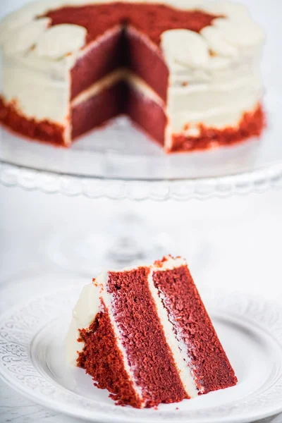 Fetta Torta Velluto Rosso Sfondo Tavolo Marmo — Foto Stock