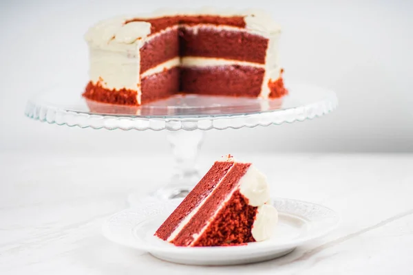 Fetta Torta Velluto Rosso Sfondo Tavolo Marmo — Foto Stock