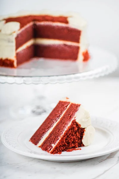 Fetta Torta Velluto Rosso Sfondo Tavolo Marmo — Foto Stock