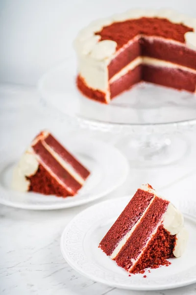 Fetta Torta Velluto Rosso Sfondo Tavolo Marmo — Foto Stock