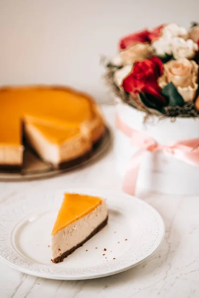 Rose Fiore Mazzo Limone Cagliata Anniversario Torta Compleanno — Foto Stock