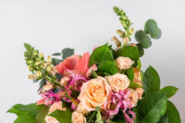 Yıldönümü için Pembe Çiçekler Buketi