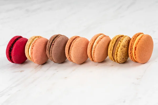 Bunte Fruchtige Macarons Flach Gelegt Und Top Ansicht Auf Weißem — Stockfoto